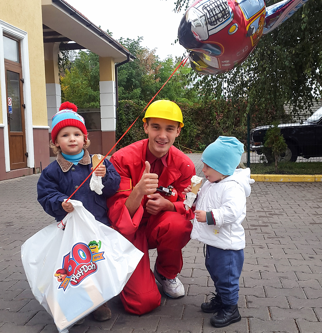 Два набора Play-Dog Town – пожарных и продавца мороженого – нам привез приветливый пожарный.